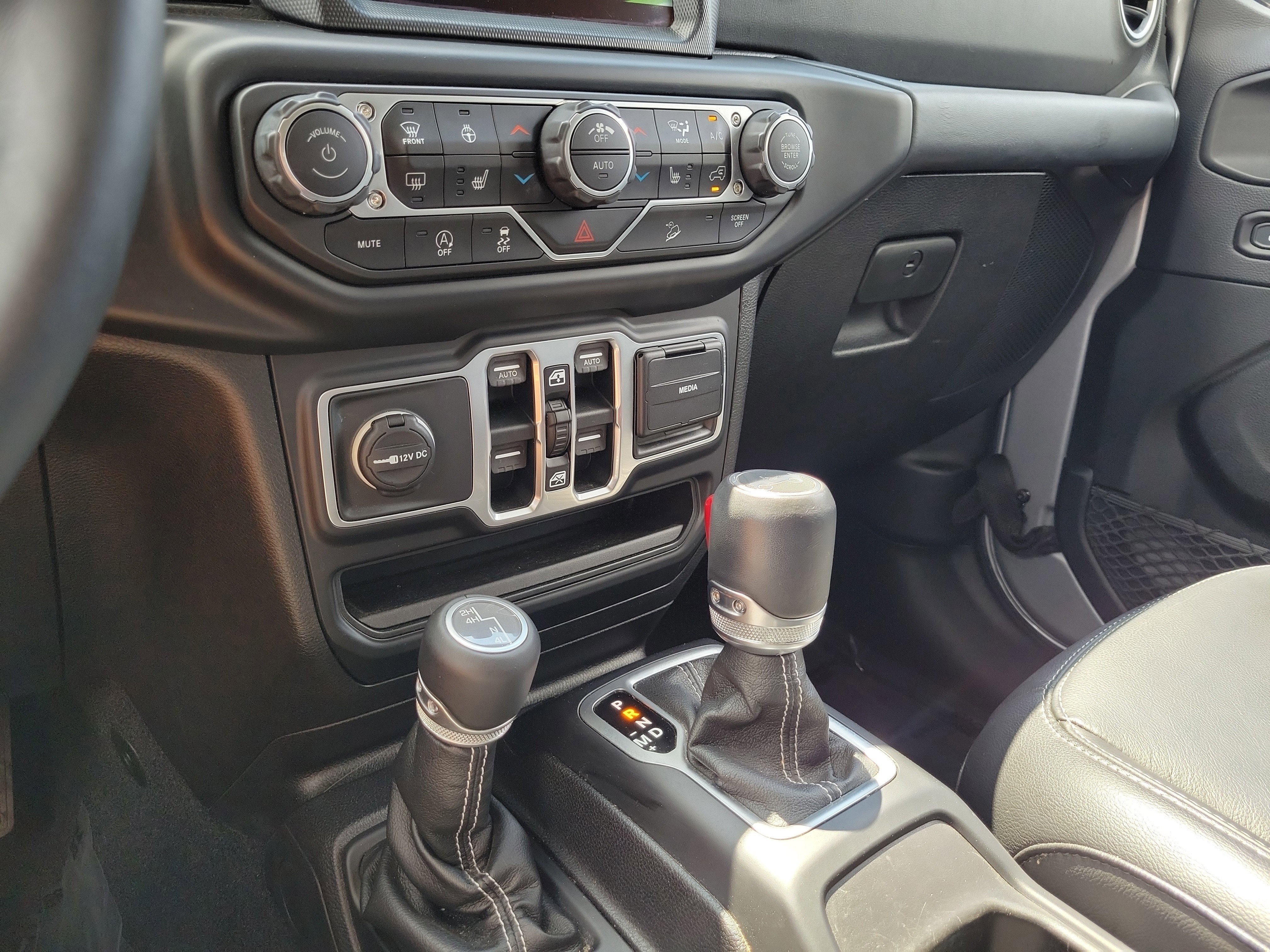 Used 2018 Jeep Wrangler Unlimited Sahara image 26