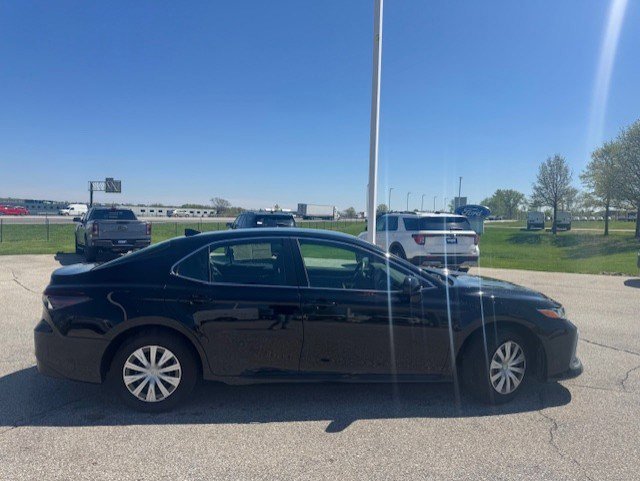 Used 2022 Toyota Camry LE FWD image 5