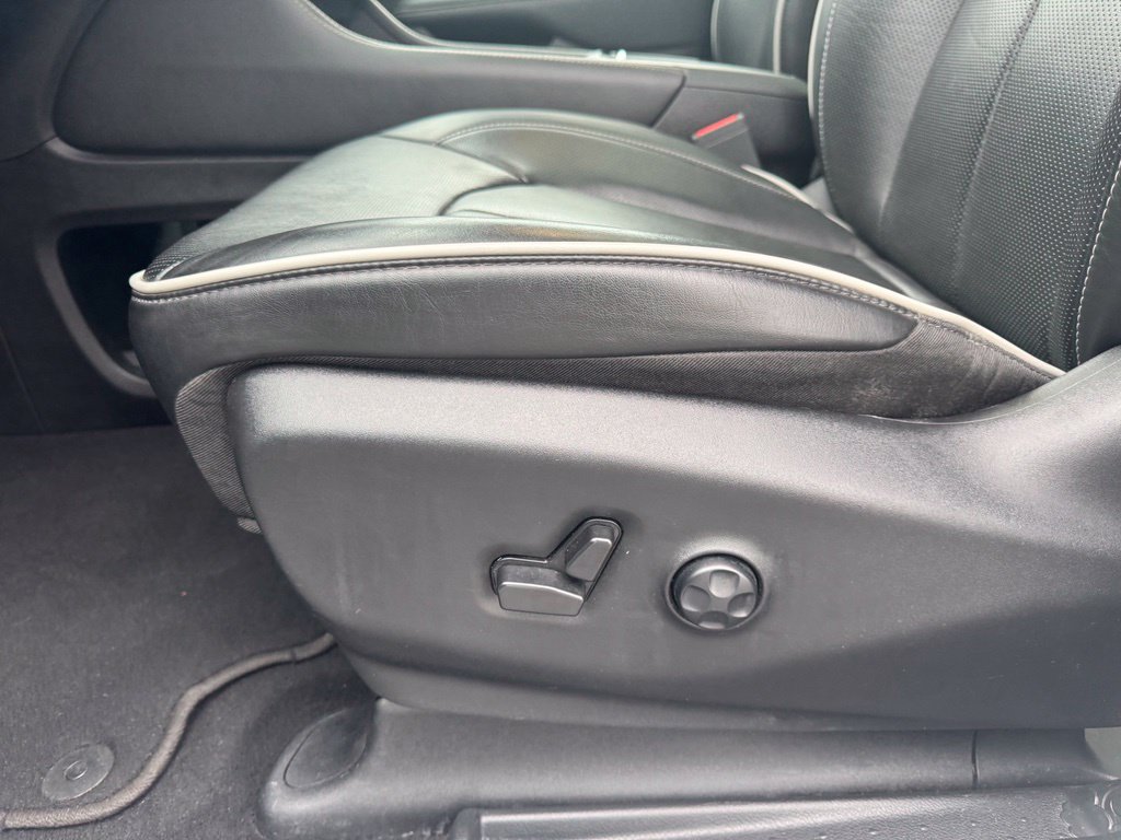 Used 2025 Chrysler Pacifica Limited FWD image 6