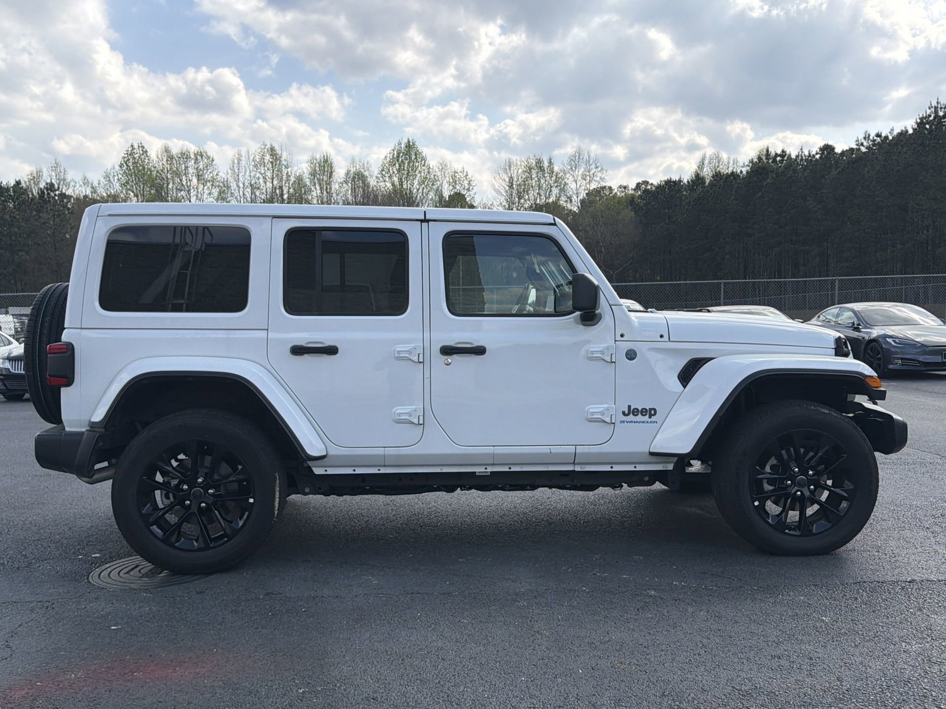 Used 2025 Jeep Wrangler Unlimited Sahara w/ Safety Group image 8