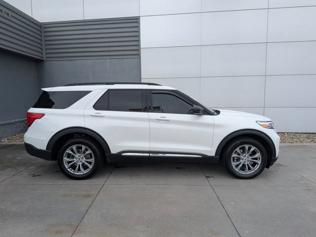 Certified 2023 Ford Explorer XLT w/ Equipment Group 202A AWD/4WD image 3