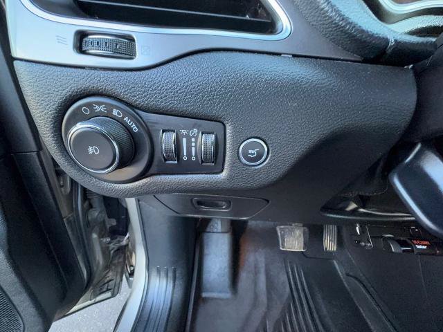 Used 2019 Jeep Cherokee Latitude Plus w/ Comfort/Convenience Group AWD/4WD image 19