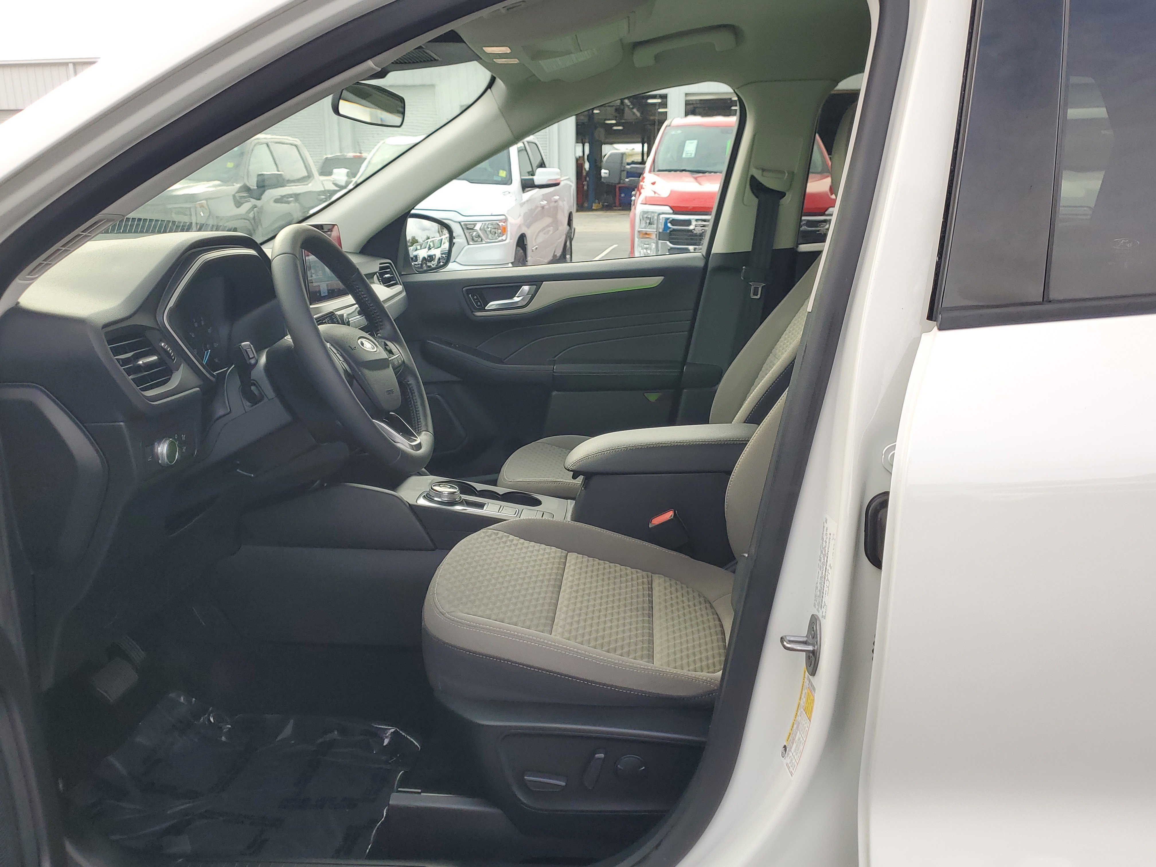 Certified 2021 Ford Escape SE w/ SE Sport Appearance Package image 21