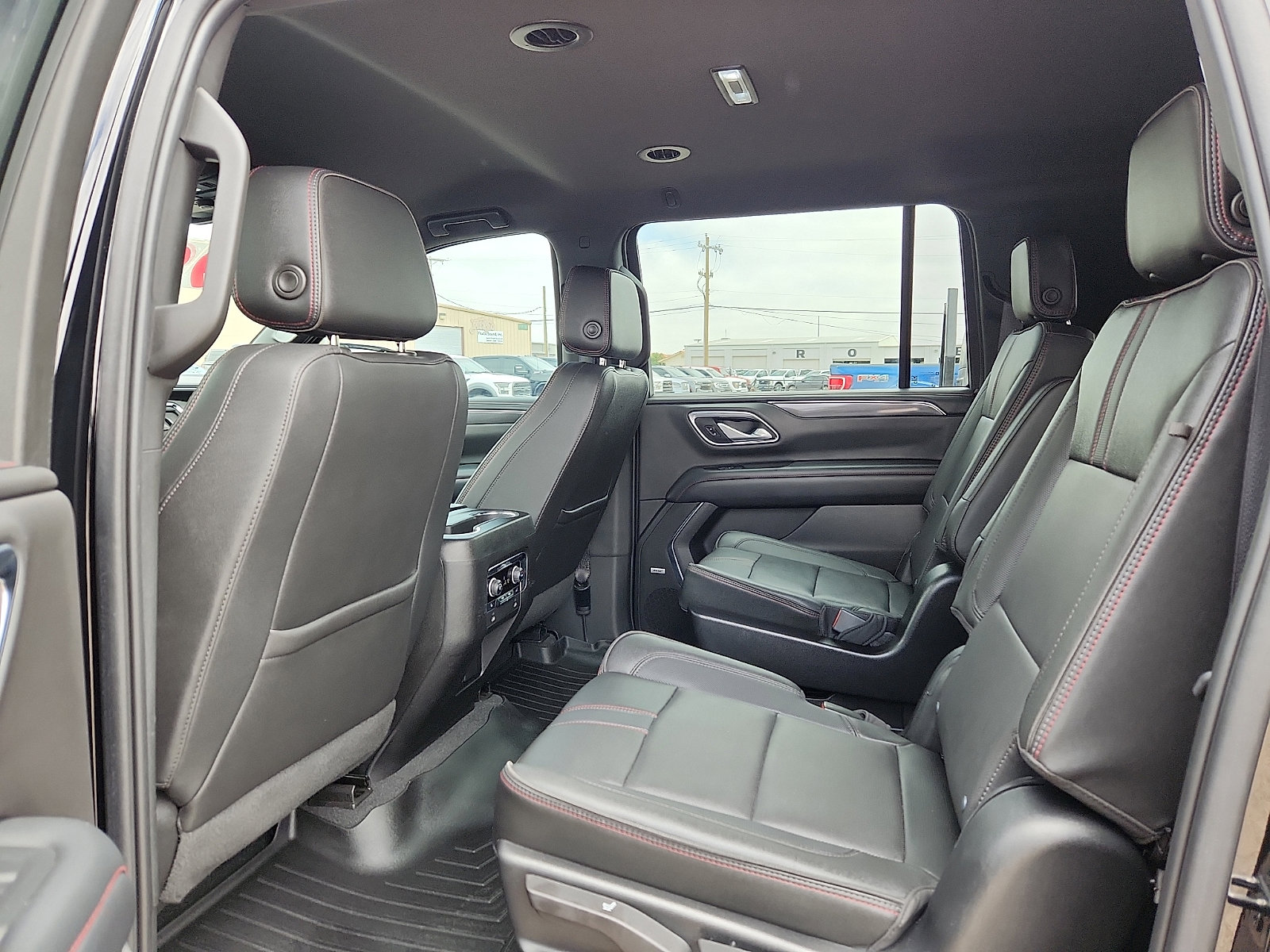 Used 2022 Chevrolet Suburban RST w/ Sport Performance Package RWD image 9