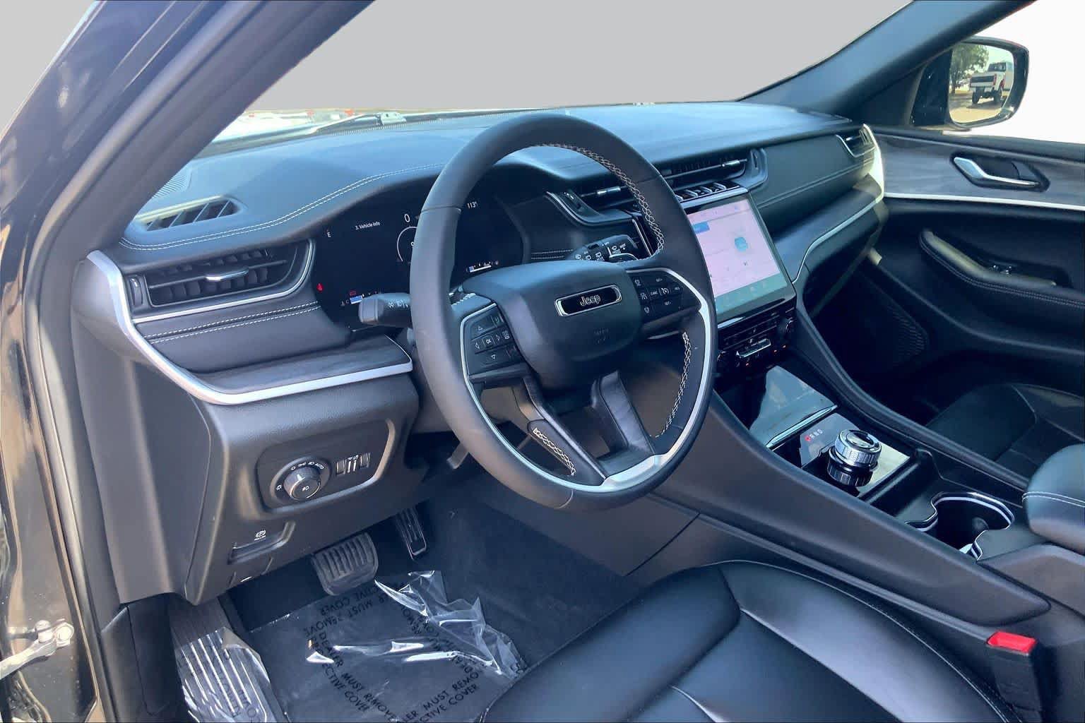 Used 2025 Jeep Grand Cherokee L Limited w/ Black Appearance Package RWD image 18