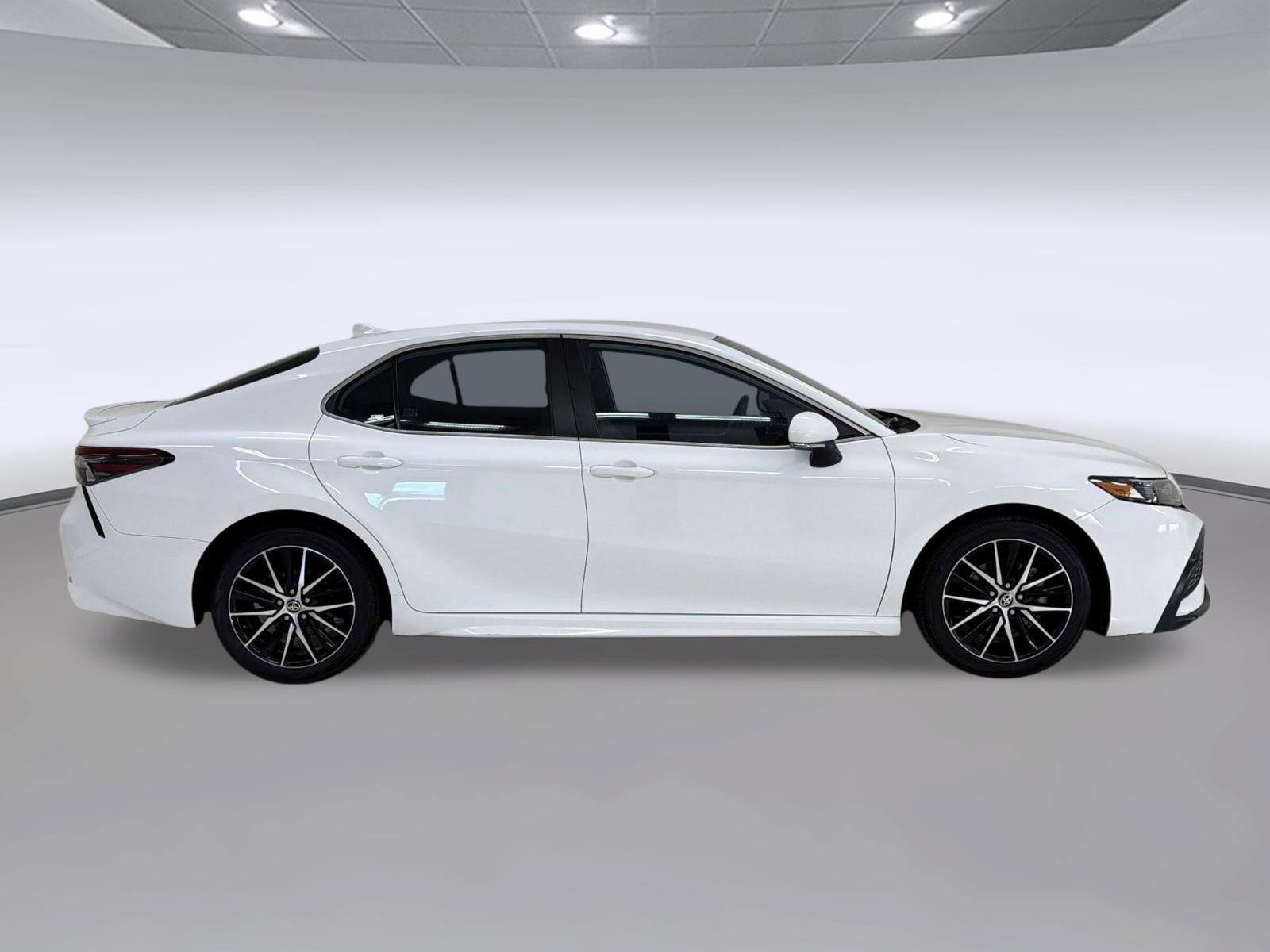 Used 2022 Toyota Camry SE FWD image 8