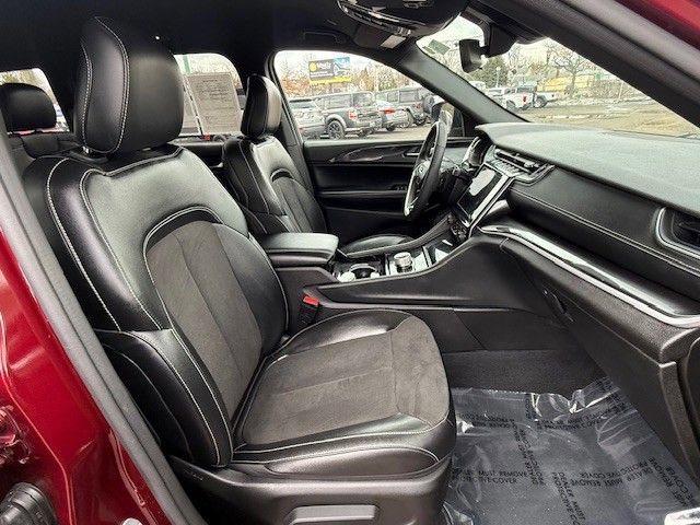 Used 2023 Jeep Grand Cherokee Altitude image 16