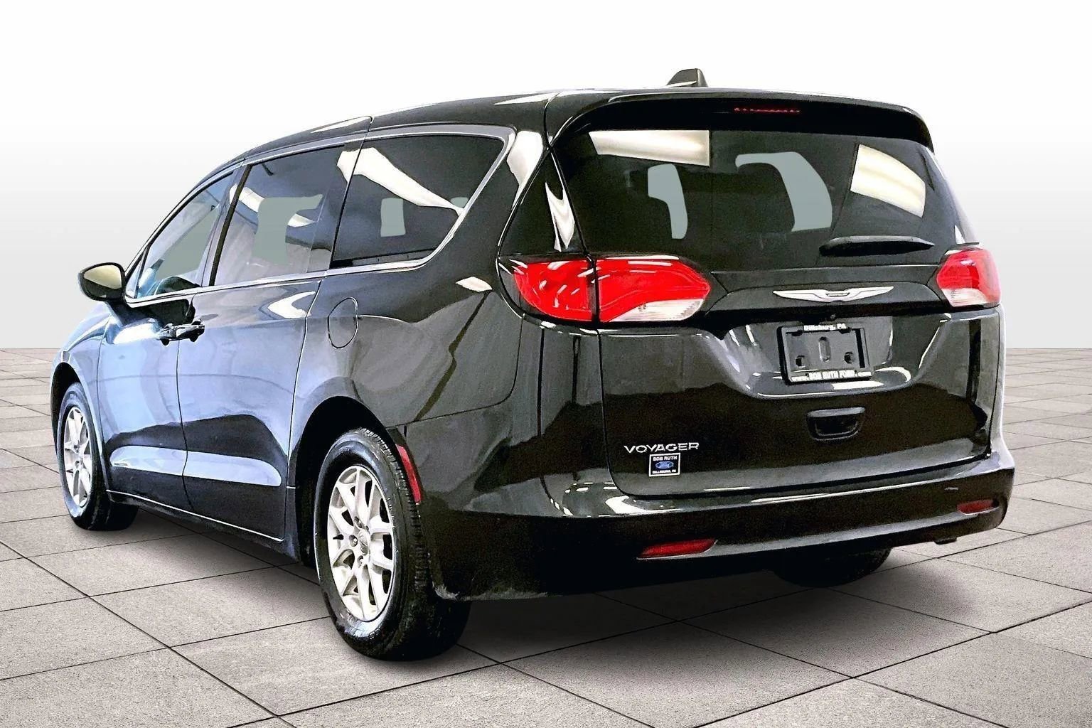 Used 2022 Chrysler Voyager LX image 10