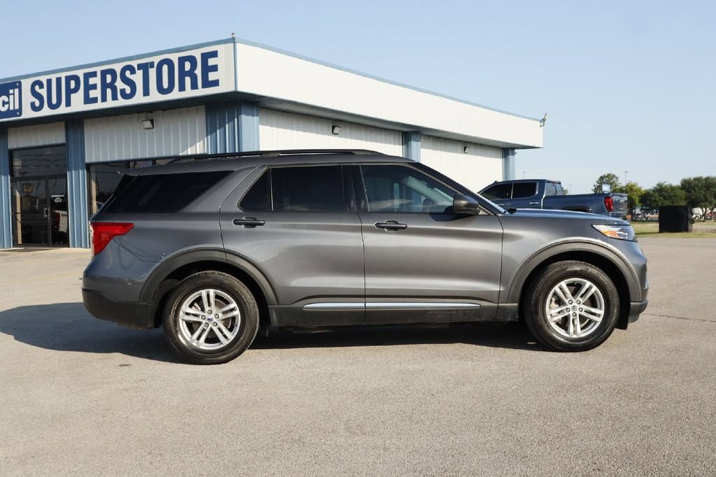 Certified 2024 Ford Explorer XLT RWD image 30
