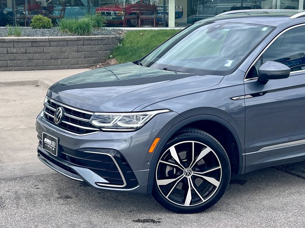 Used 2022 Volkswagen Tiguan SEL R-Line AWD/4WD image 2
