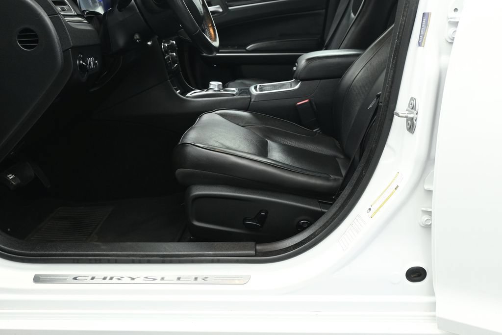 Used 2020 Chrysler 300 Limited AWD/4WD image 9