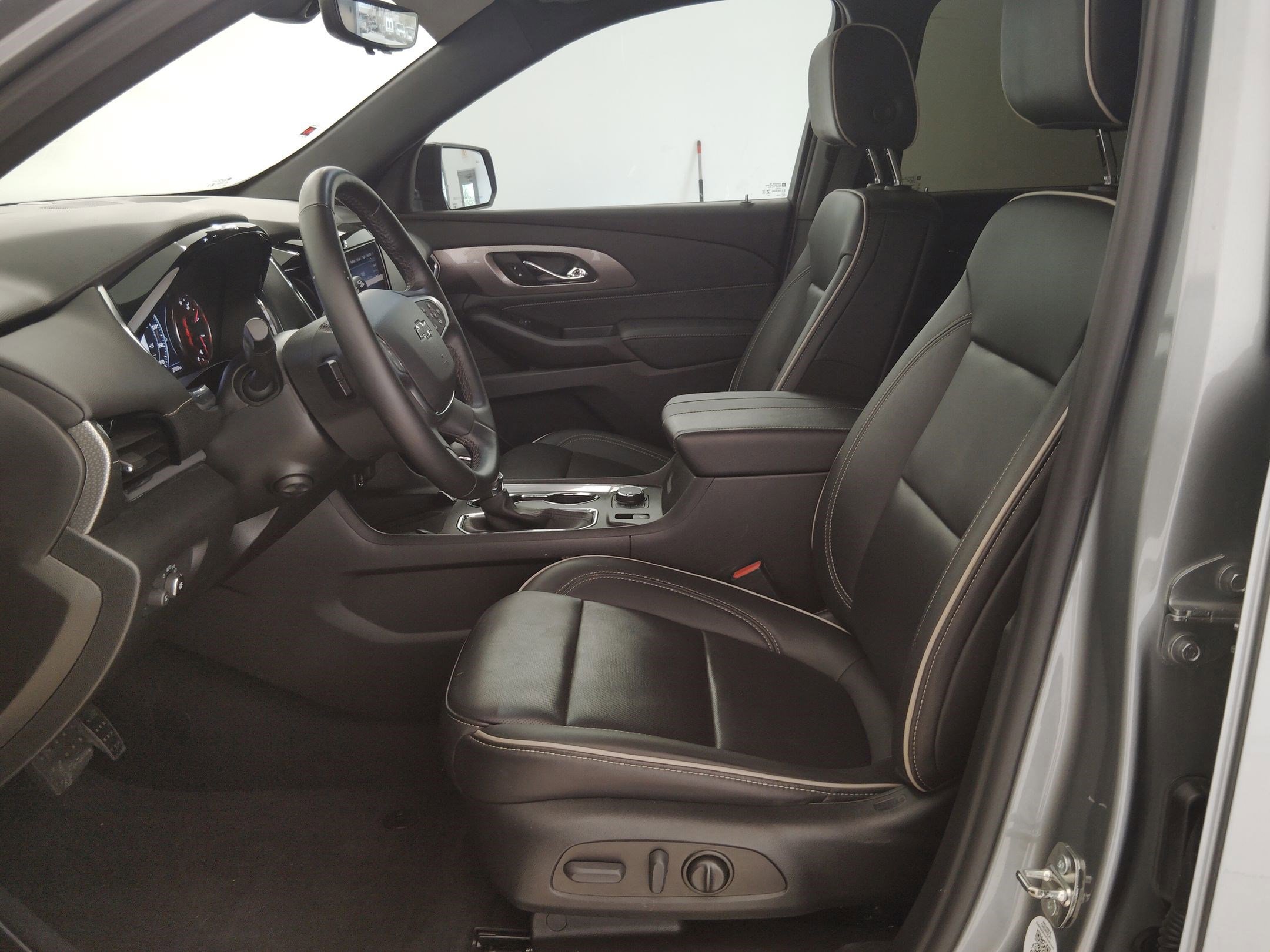 Used 2023 Chevrolet Traverse Premier w/ Redline Edition image 11