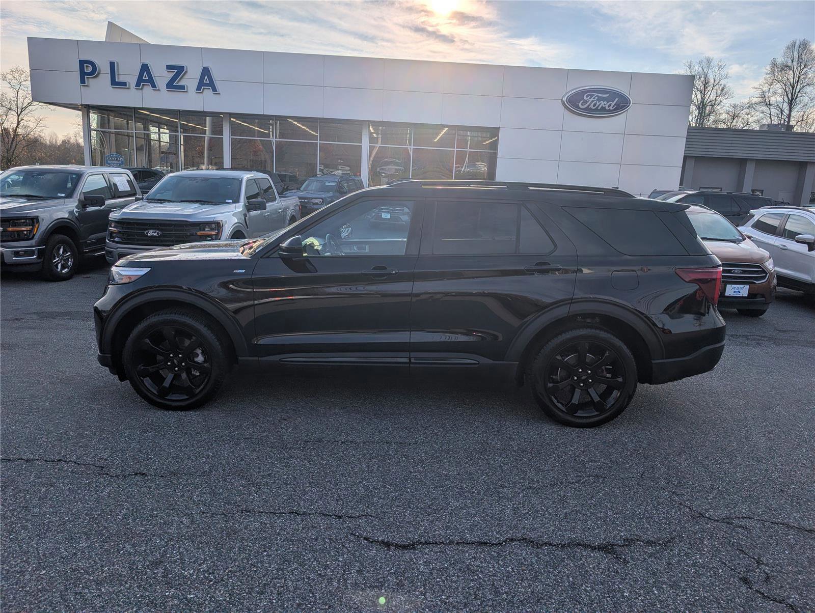 Certified 2023 Ford Explorer ST-Line w/ Class IV Trailer Tow Package image 2