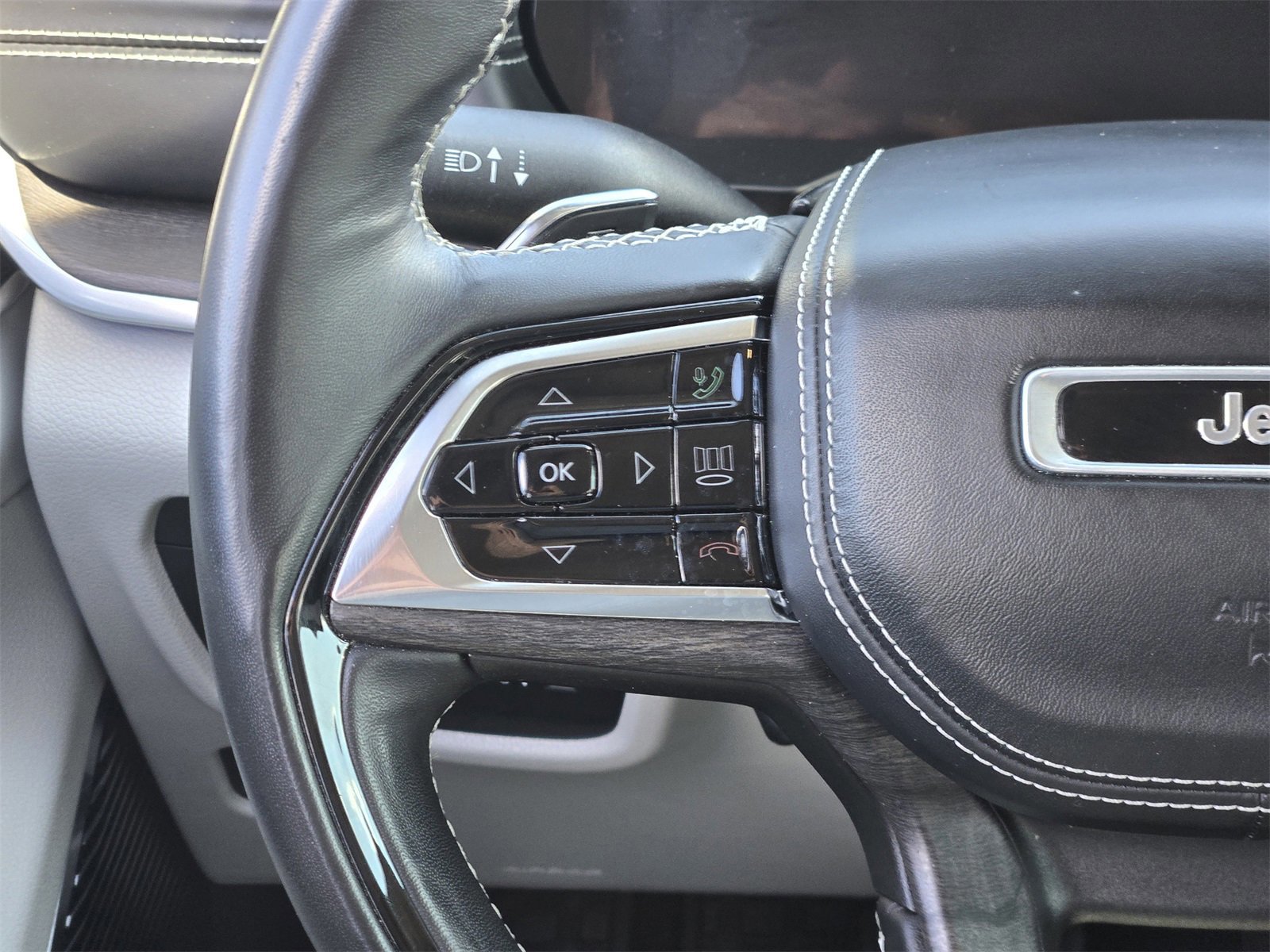 Used 2022 Jeep Grand Cherokee L Overland w/ Advanced Protech Group III image 26