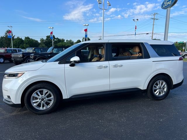 Used 2023 Kia Carnival LX FWD image 3