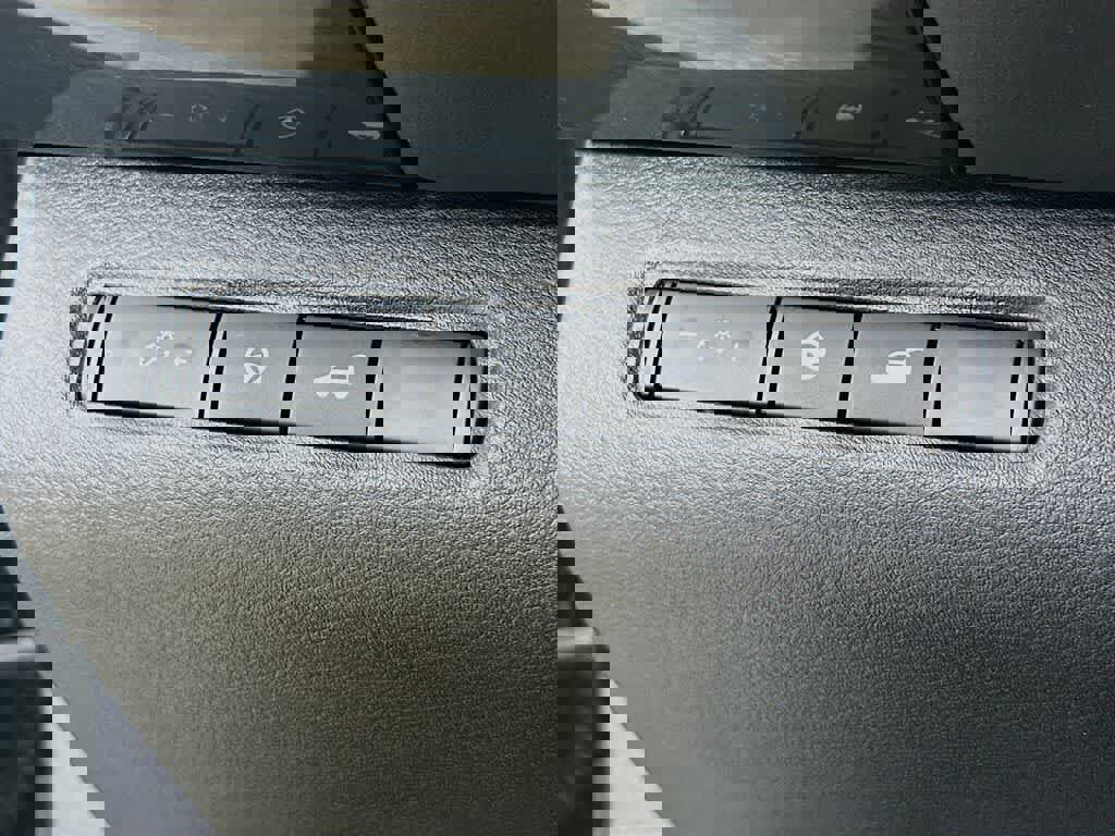 Used 2022 Nissan Pathfinder SV w/ SV Premium Package FWD image 27