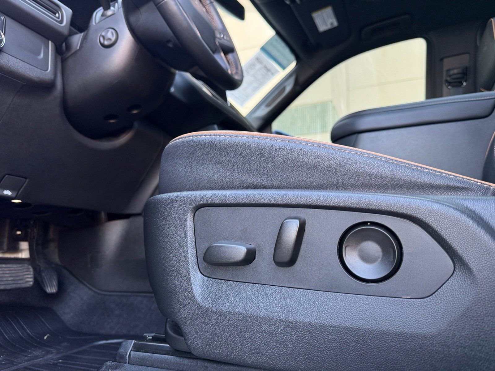 Used 2022 GMC Yukon XL AT4 image 22