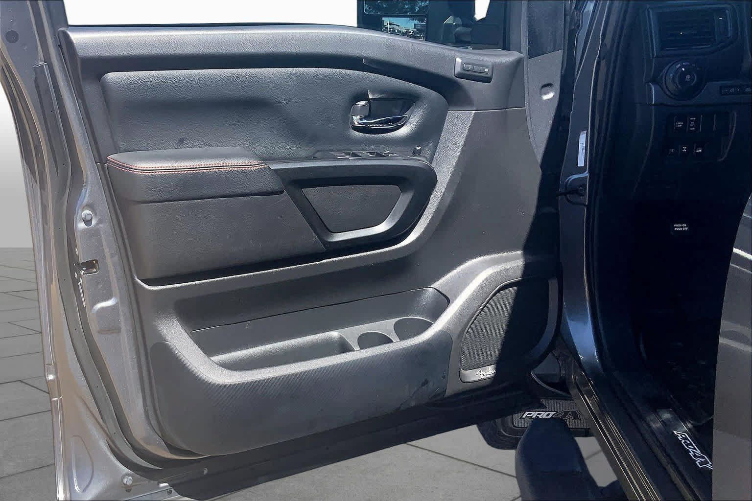 Used 2024 Nissan Titan PRO-4X w/ Pro-4x Convenience Package AWD/4WD image 22