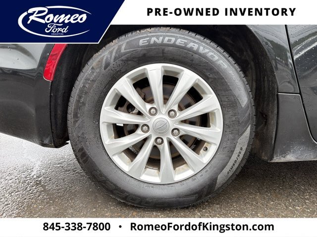 Used 2018 Chrysler Pacifica Touring-L FWD image 32