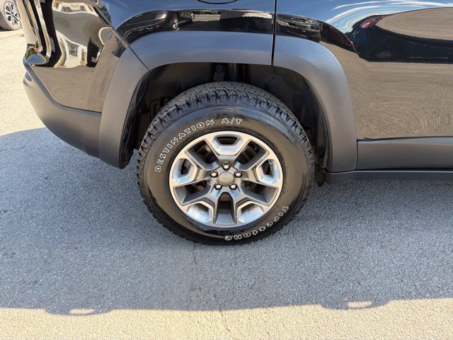 Used 2019 Jeep Cherokee Trailhawk w/ Cold Weather Group AWD/4WD image 15