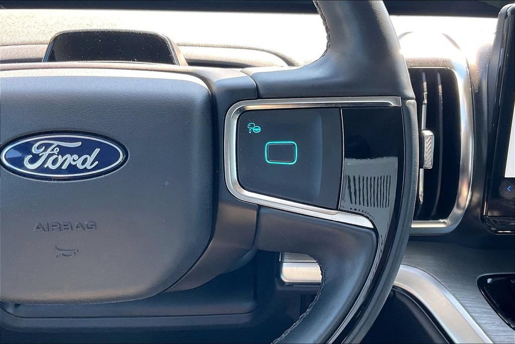 Certified 2025 Ford Expedition Platinum w/ Driver's Package AWD/4WD image 18
