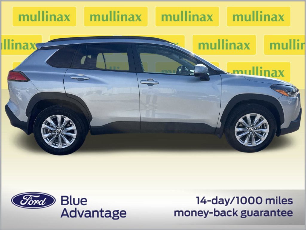 Used 2024 Toyota Corolla Cross LE FWD image 2