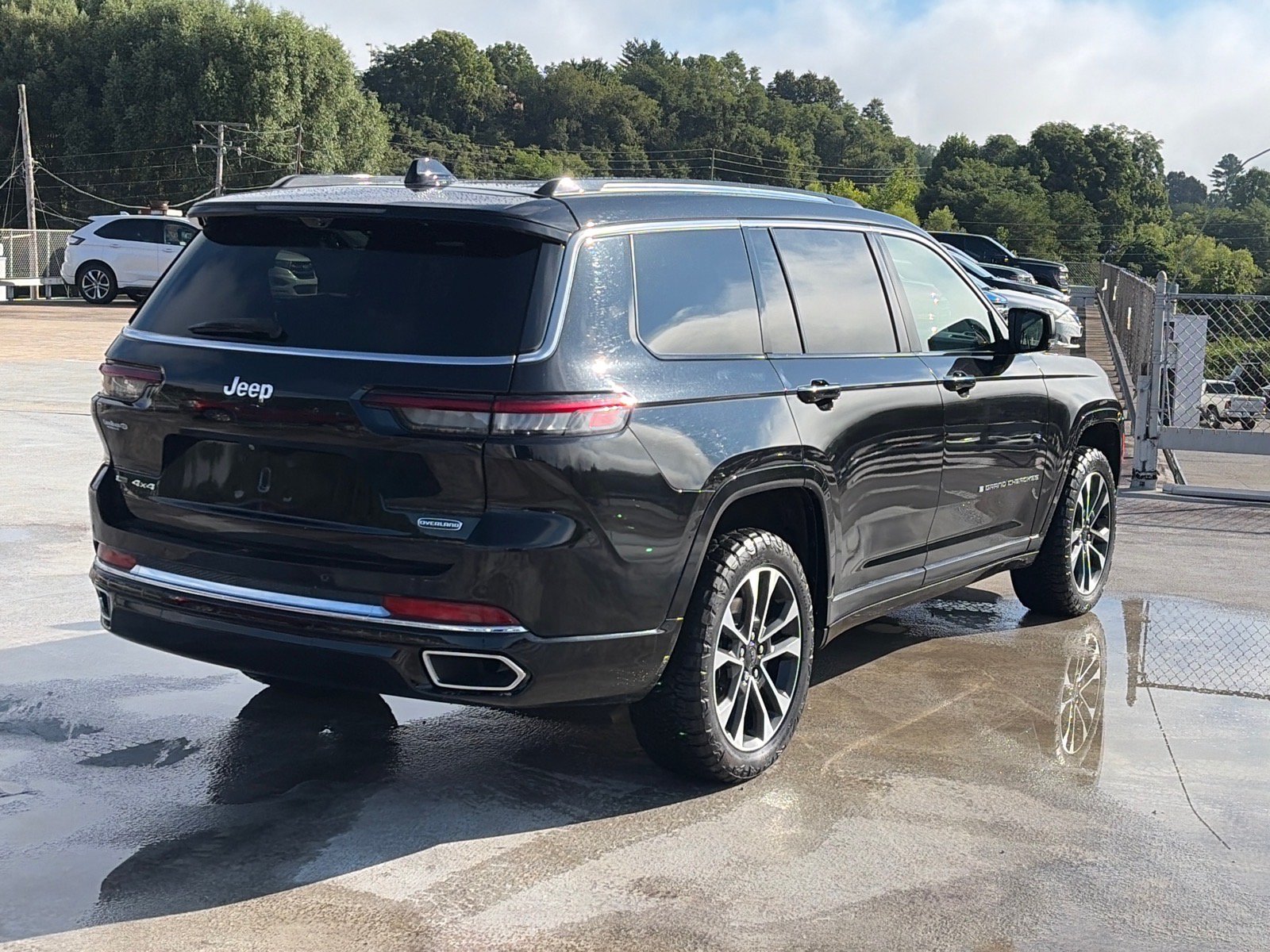 Used 2022 Jeep Grand Cherokee L Overland w/ Advanced Protech Group III AWD/4WD image 3