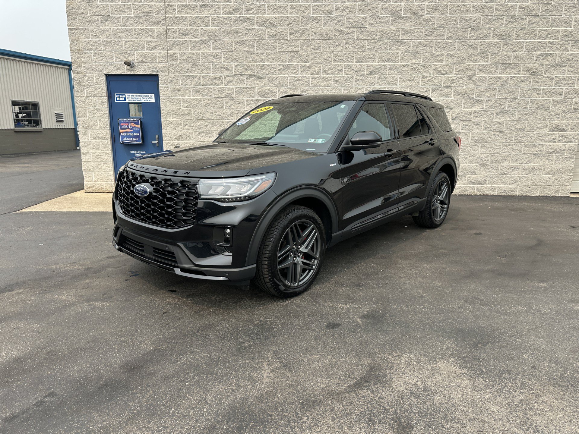 Certified 2025 Ford Explorer ST-Line w/ Premium Package AWD/4WD image 2