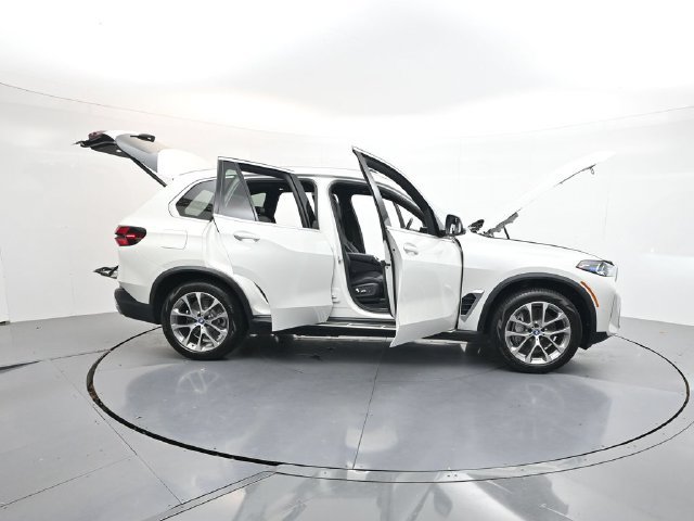 Used 2025 BMW X5 xDrive50e AWD/4WD image 48