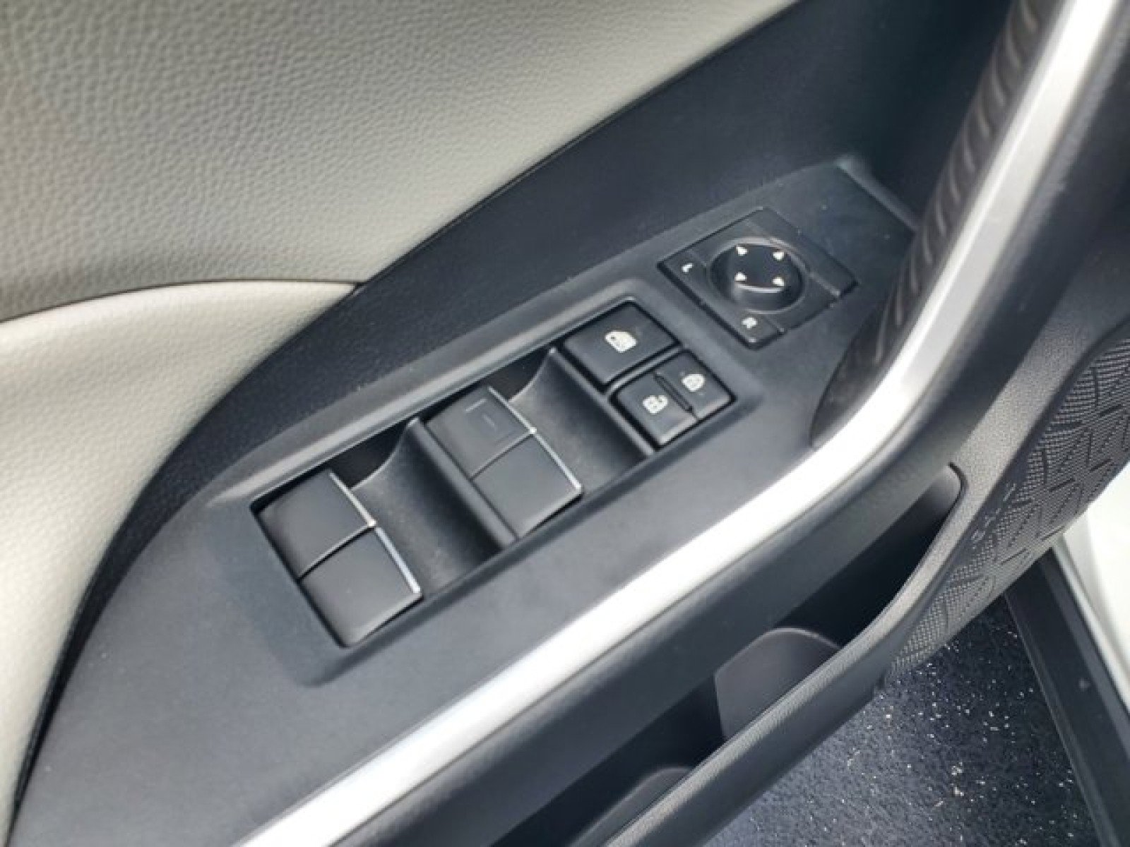 Used 2021 Toyota RAV4 XLE Premium image 14