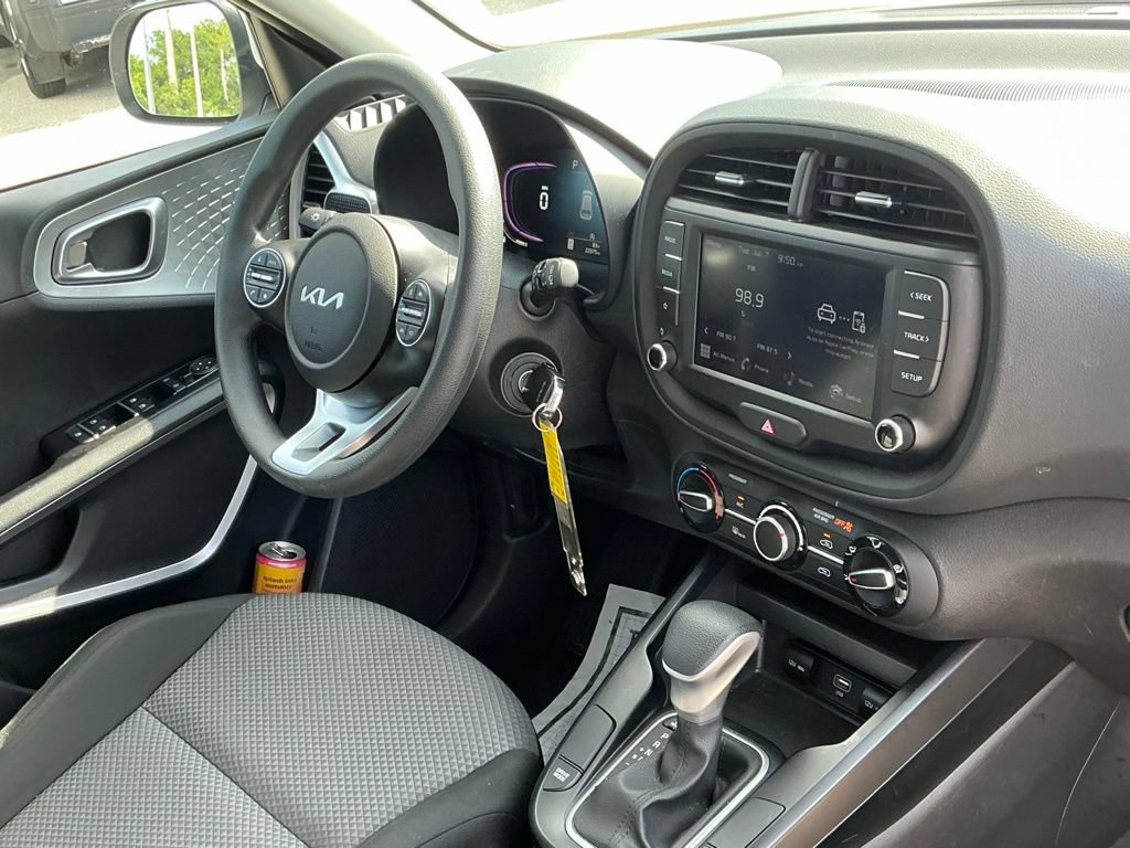 Used 2025 Kia Soul LX w/ LX Technology Package FWD image 19