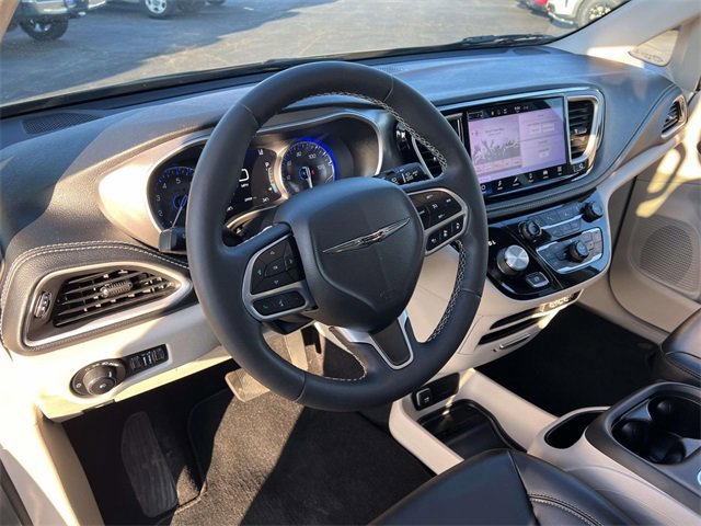 Used 2023 Chrysler Pacifica Touring-L image 29