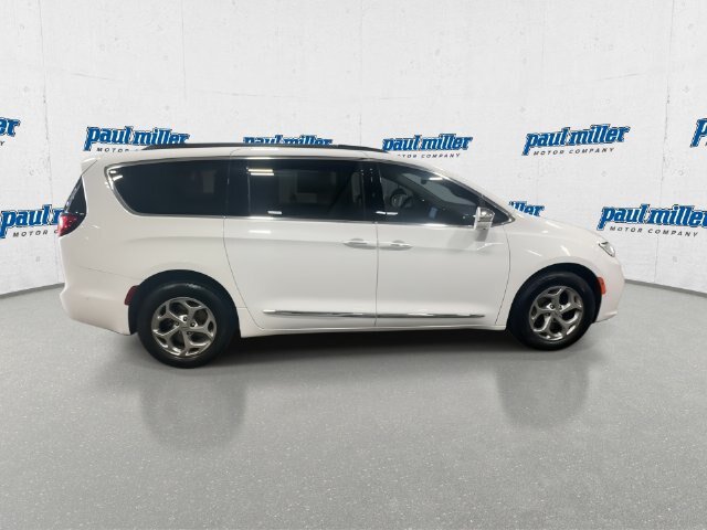 Used 2022 Chrysler Pacifica Limited AWD/4WD image 12