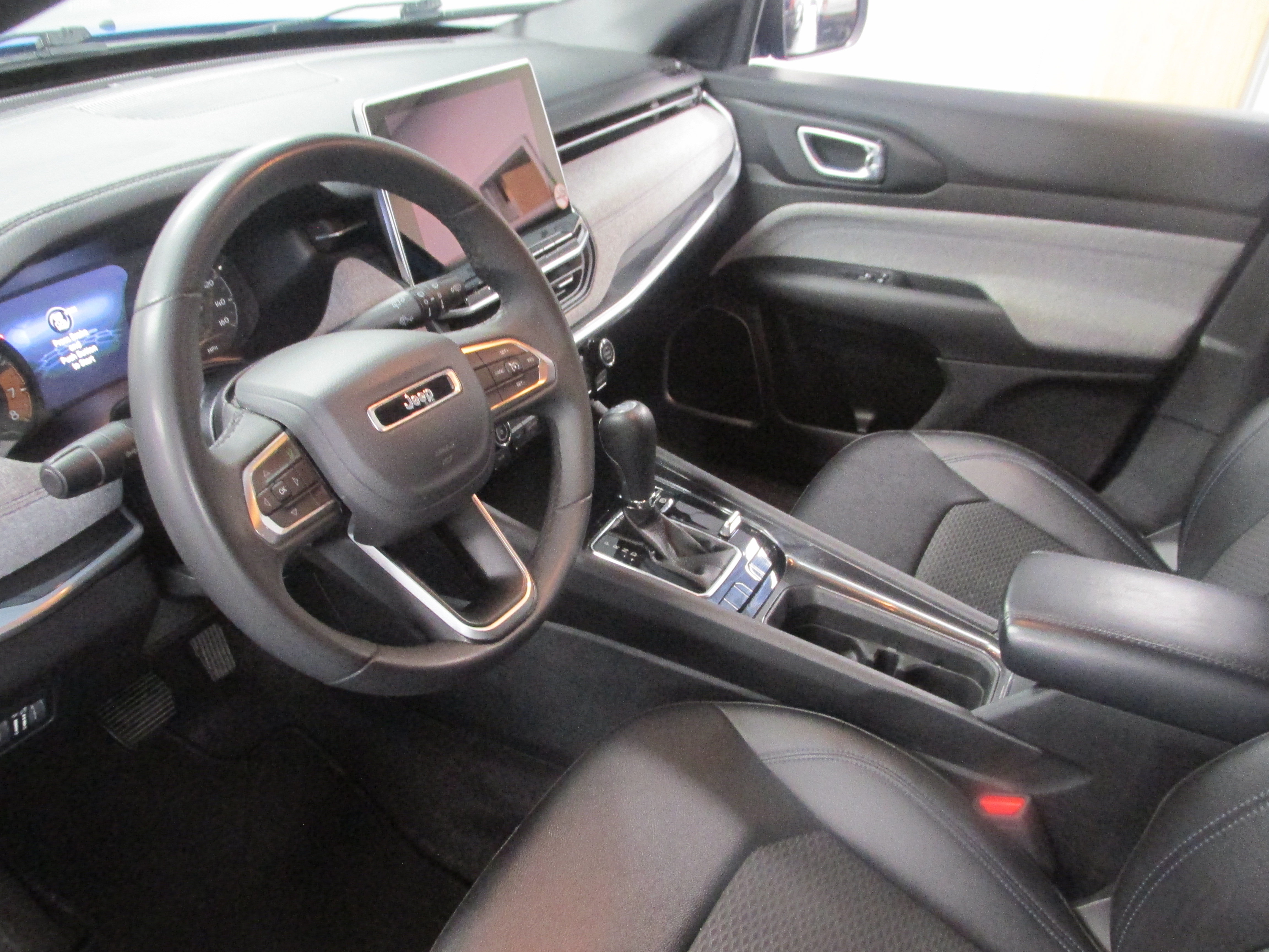 Used 2024 Jeep Compass Latitude AWD/4WD image 23