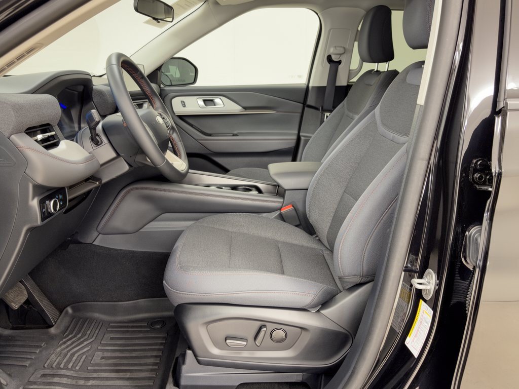 Certified 2025 Ford Explorer Active RWD image 5