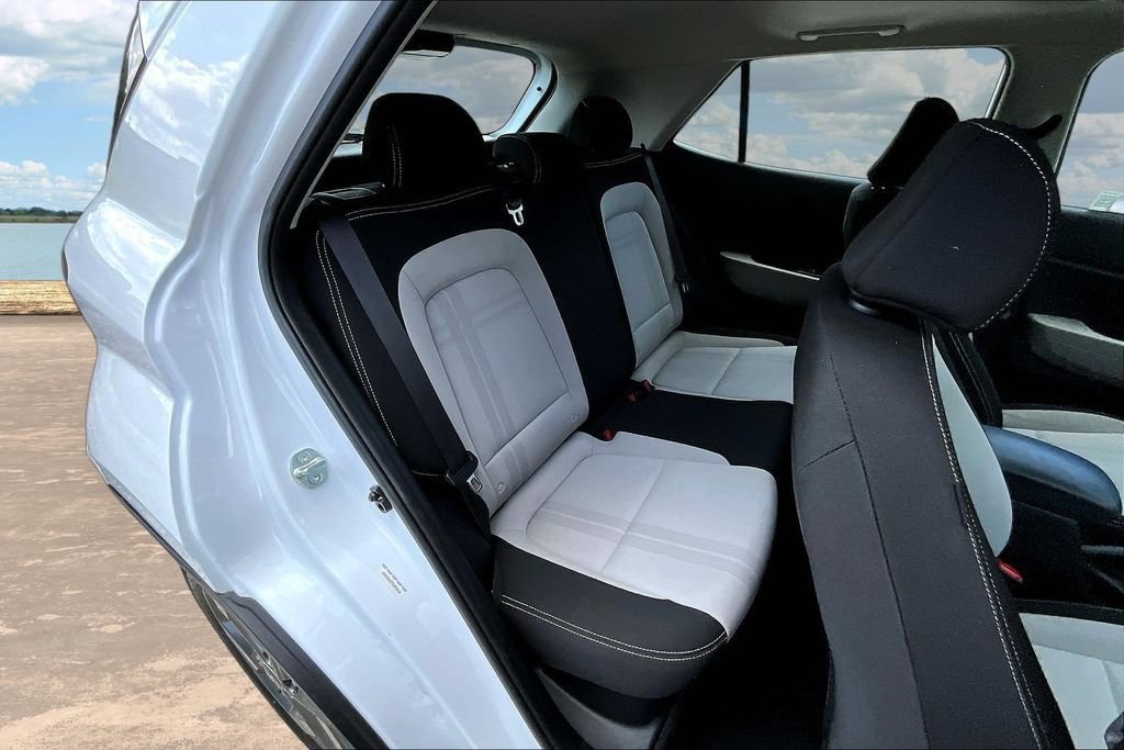 Used 2025 Hyundai Venue SEL FWD image 26