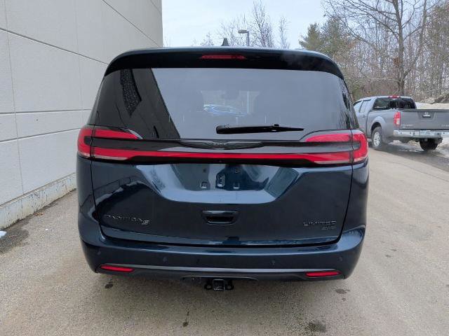 Used 2025 Chrysler Pacifica Limited w/ Uconnect Theater Family Group image 4