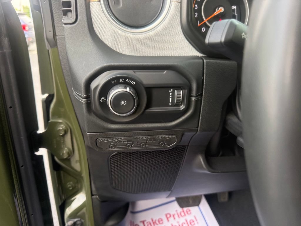 Used 2024 Jeep Wrangler Unlimited Sahara AWD/4WD image 21