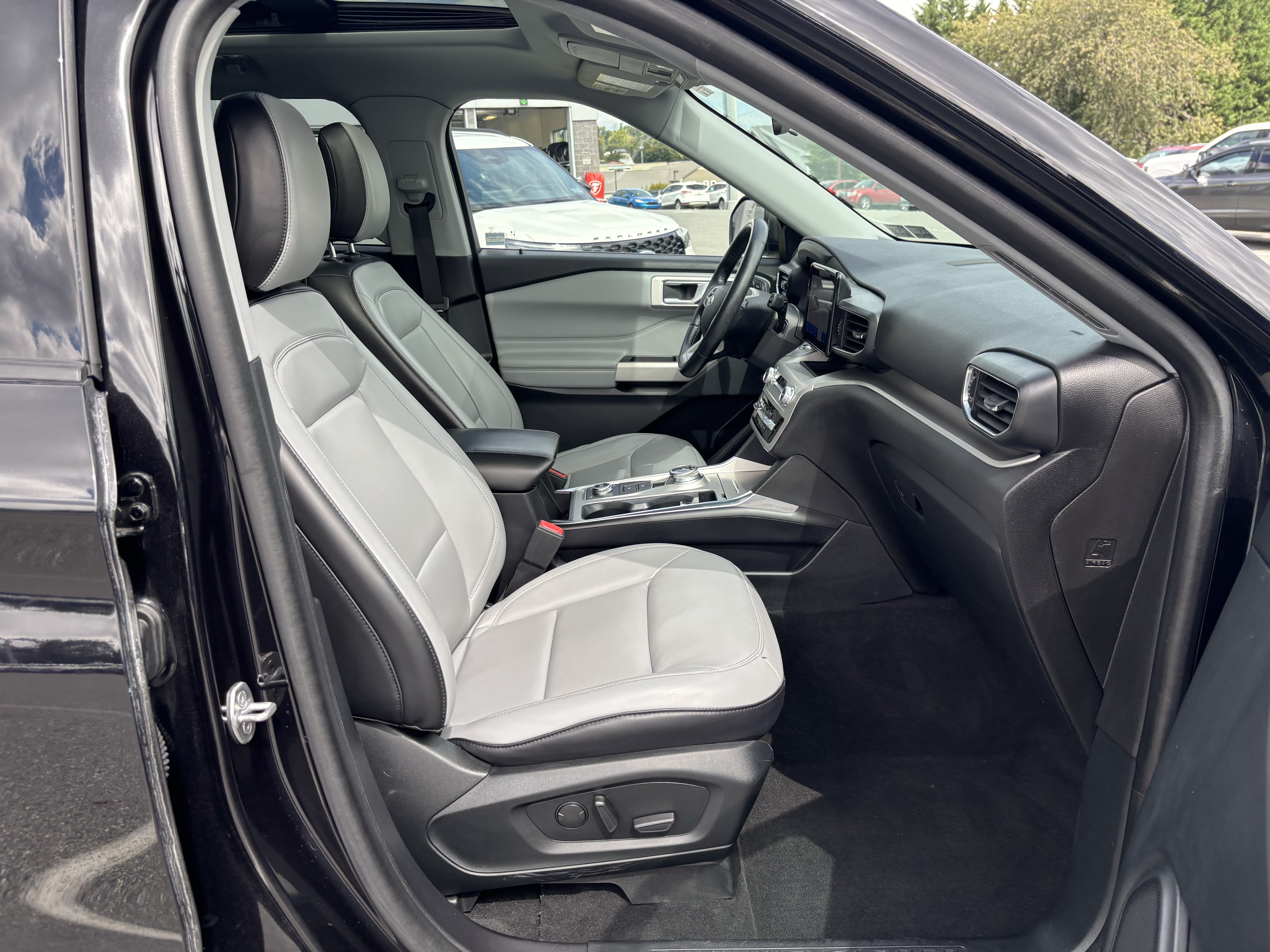 Certified 2021 Ford Explorer XLT w/ Equipment Group 202A AWD/4WD image 44