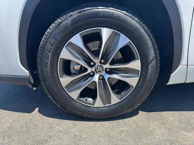 Used 2025 Toyota Highlander XLE FWD image 9