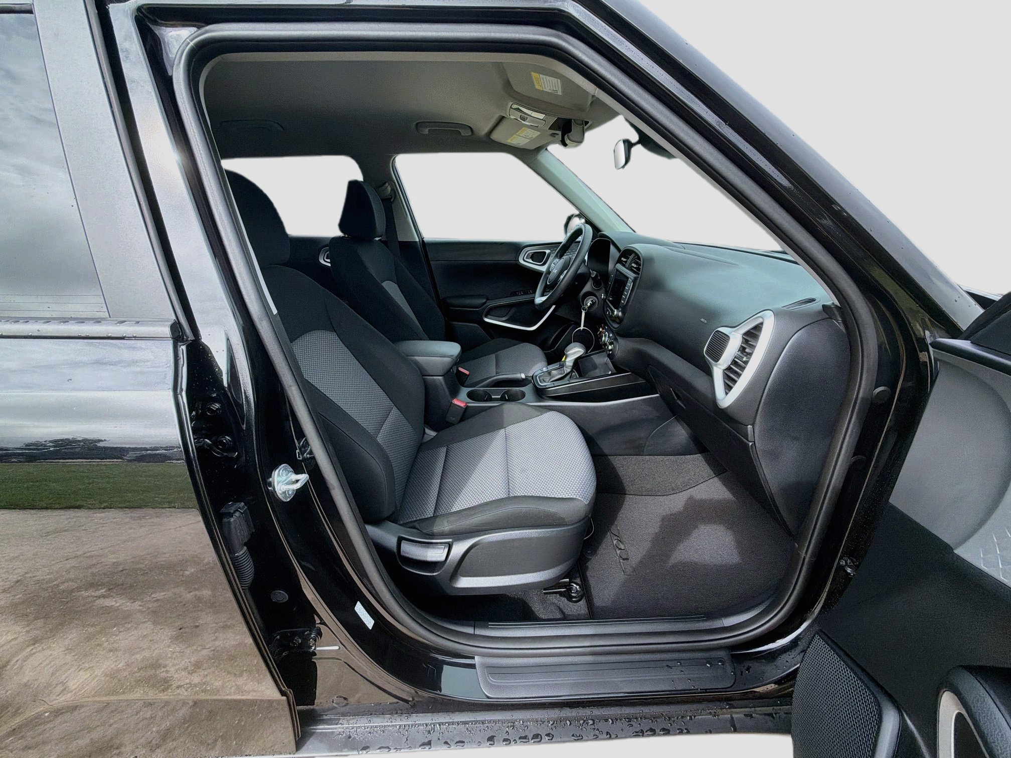 Used 2025 Kia Soul LX w/ LX Technology Package FWD image 25