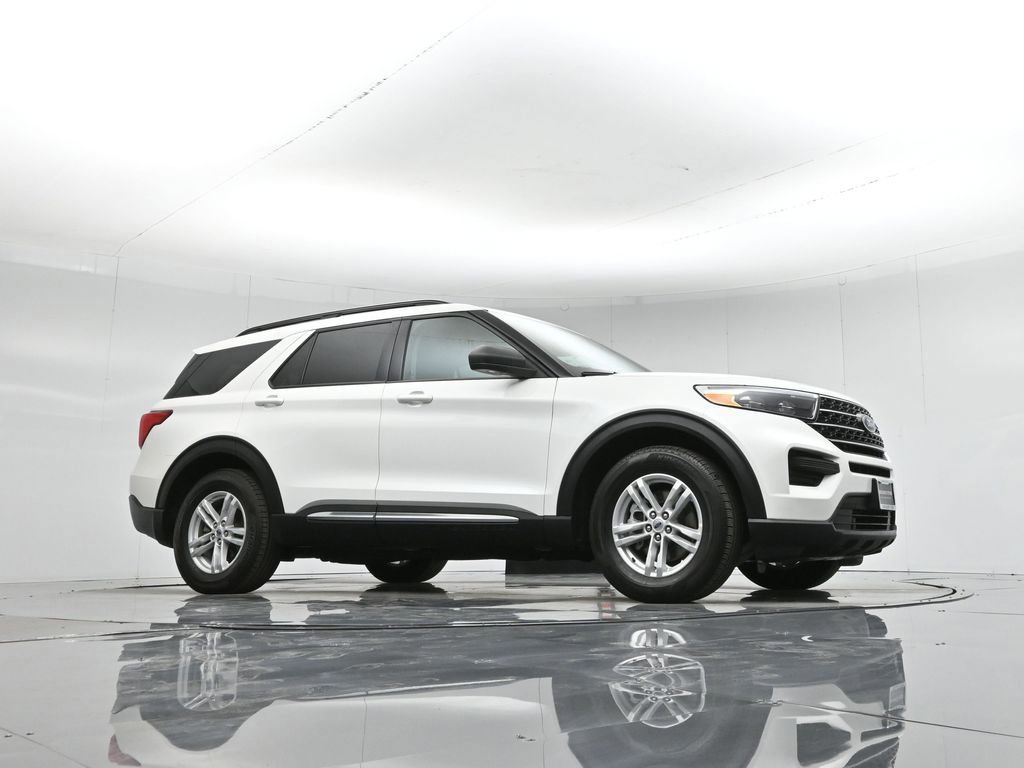 Certified 2023 Ford Explorer XLT image 2
