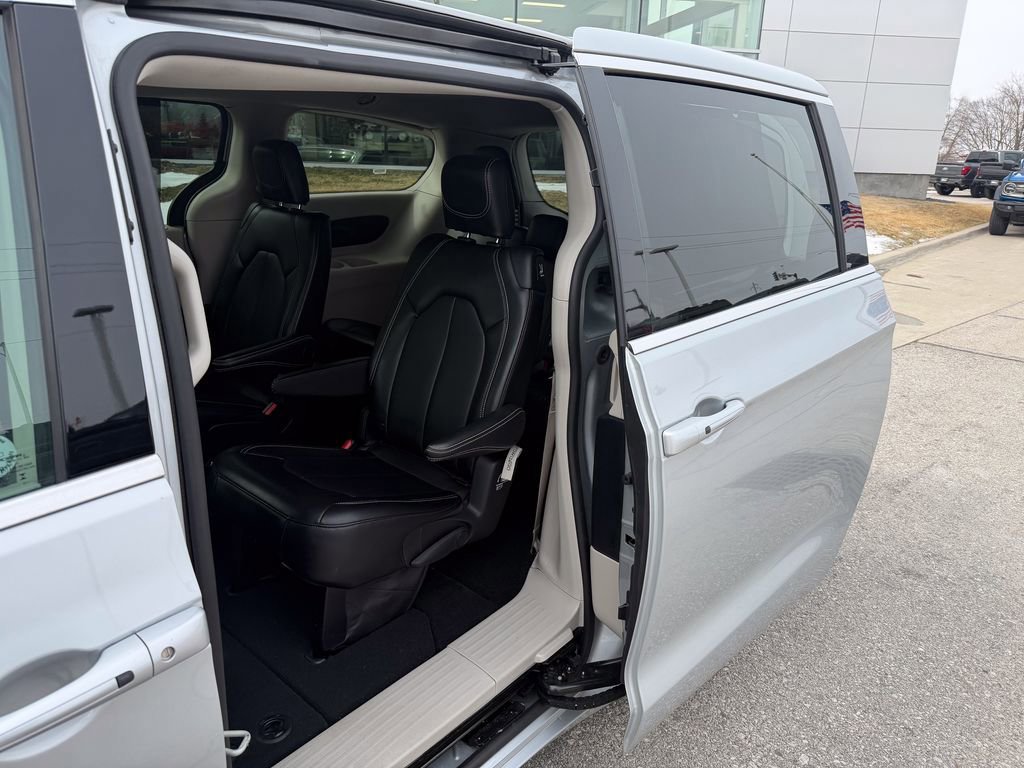 Used 2024 Chrysler Pacifica Touring-L image 16