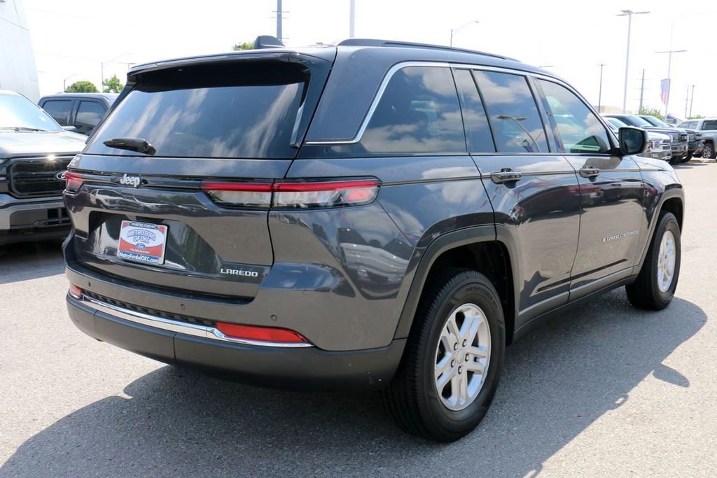 Used 2024 Jeep Grand Cherokee Laredo RWD image 5