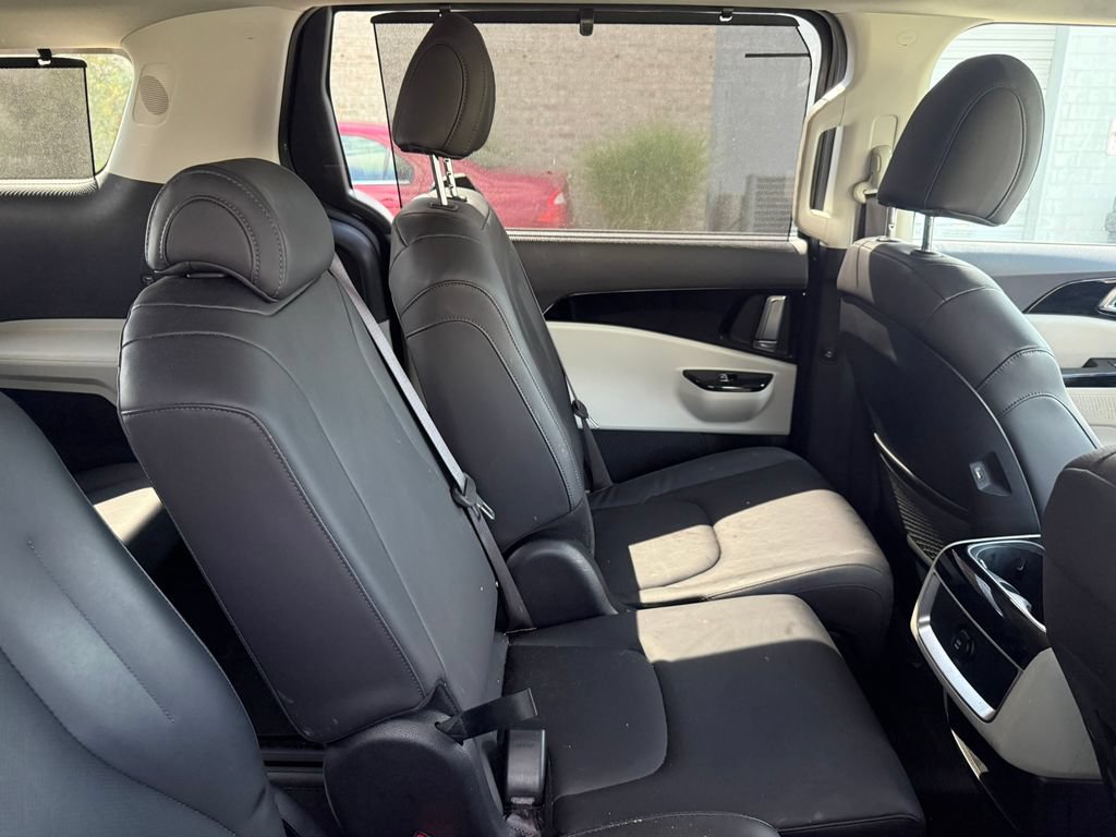 Used 2024 Kia Carnival EX FWD image 11
