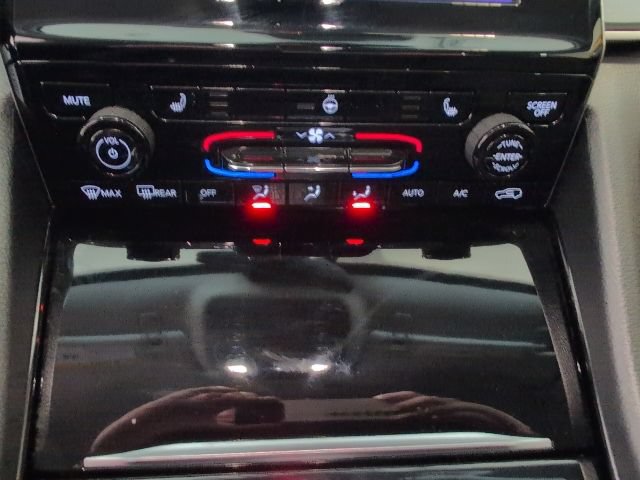 Used 2023 Jeep Grand Cherokee Laredo AWD/4WD image 23