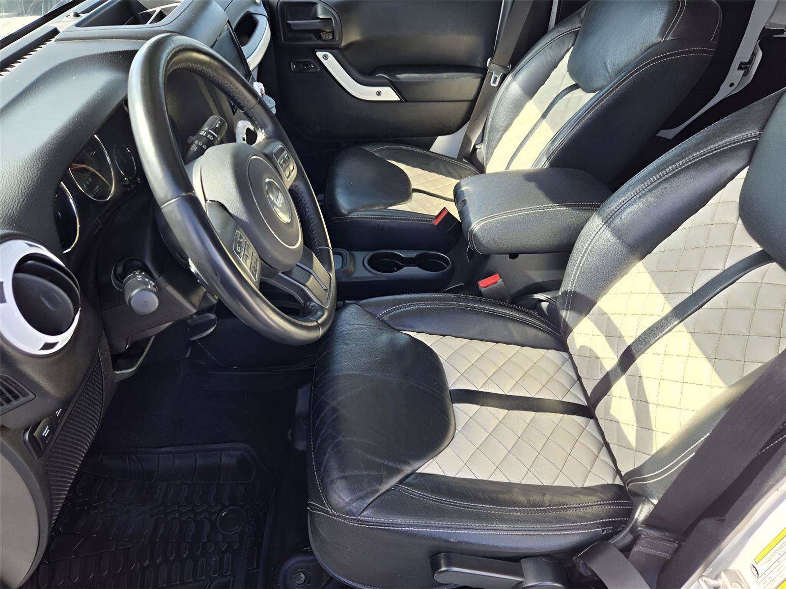 Used 2017 Jeep Wrangler Unlimited Rubicon w/ Connectivity Group AWD/4WD image 12