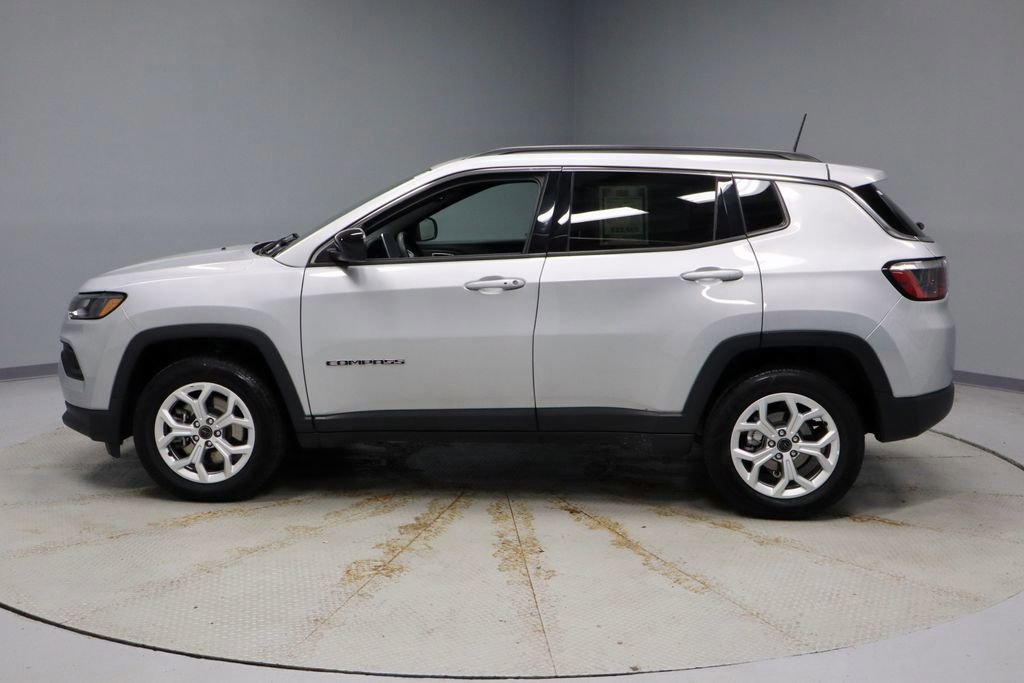 Used 2025 Jeep Compass Latitude image 2