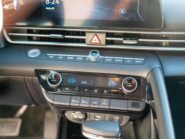 Used 2024 Hyundai Elantra Blue image 27