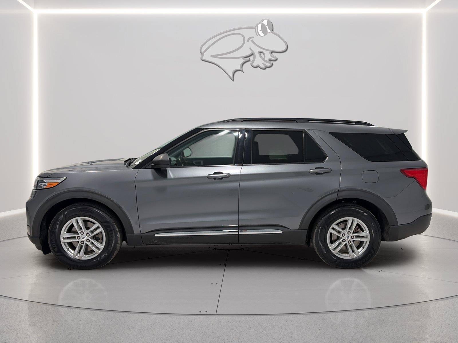 Certified 2022 Ford Explorer XLT w/ Equipment Group 202A RWD image 2